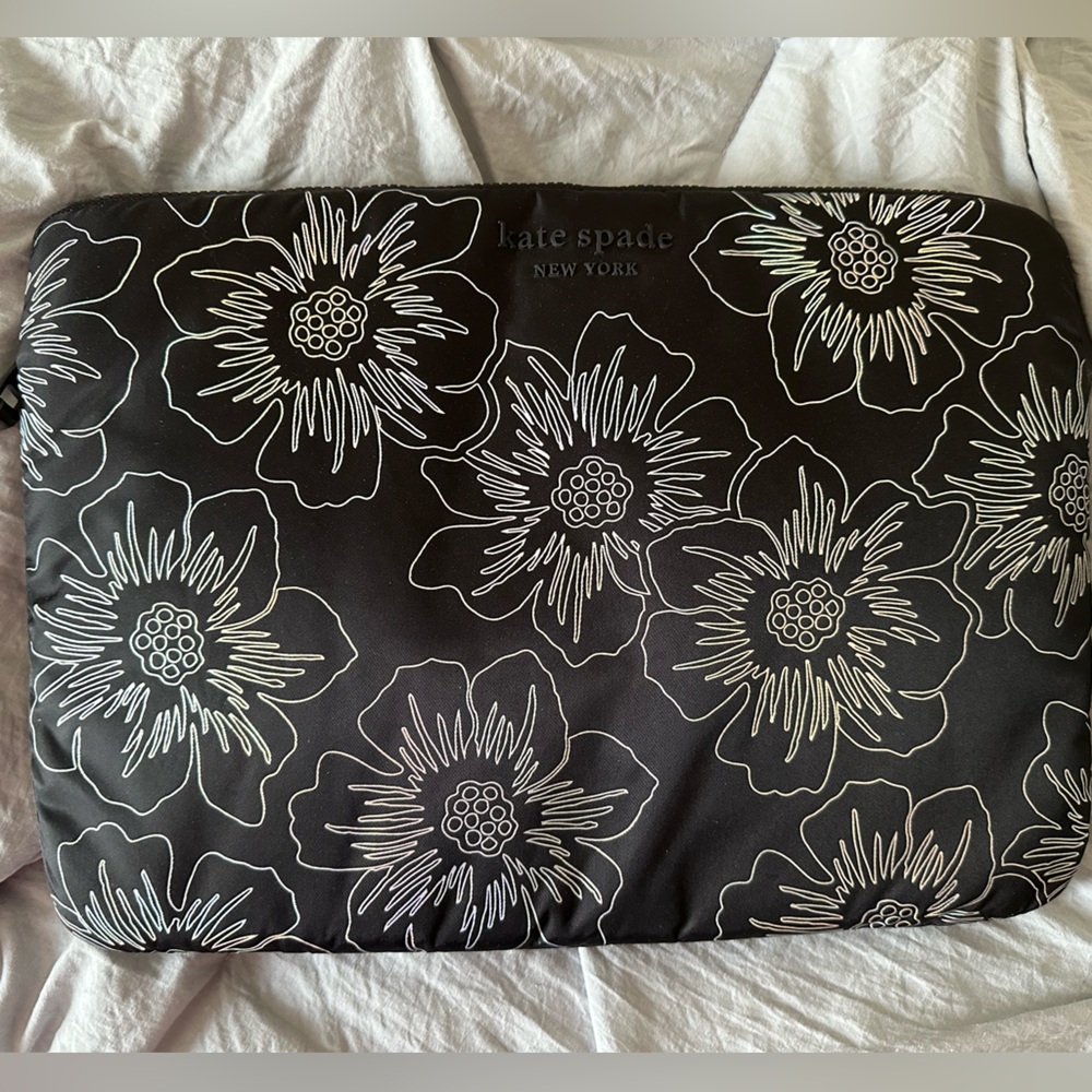 kate spade new york - Puffer Laptop Sleeve Hollyhock Iridescent Black